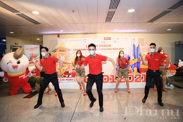 Những tiếp viên xinh đẹp, trẻ trung khuấy động bầu không khí đầu năm mới.