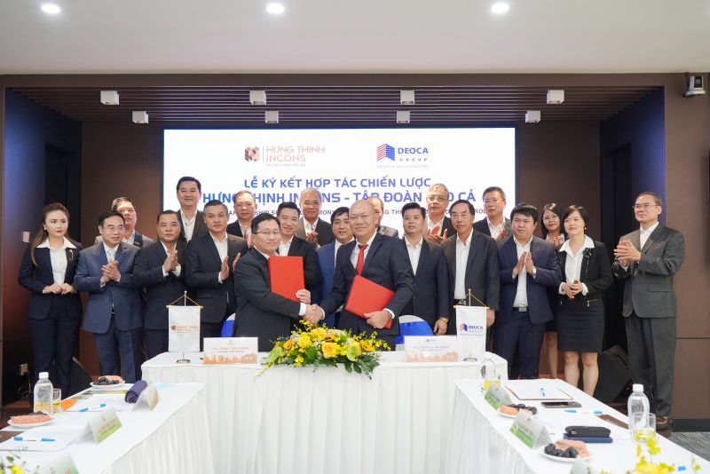 Ông Nguyễn Tấn Đông -  Tổng Giám đốc Tập đoàn Đèo Cả và ông Trần Tiến Thanh - Tổng Giám đốc Hưng Thịnh Incons thực hiện nghi thức ký kết hợp tác trước sự chứng kiến của đại diện các bên