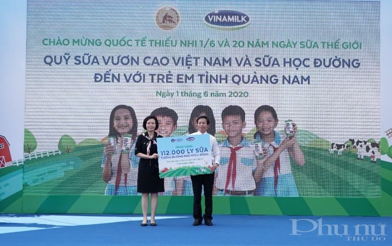 Đại diện Vinamilk trao tặng bảng tượng trưng 112.000 ly sữa từ Quỹ sữa Vươn cao Việt Nam cho trẻ em của tỉnh Quảng Nam.