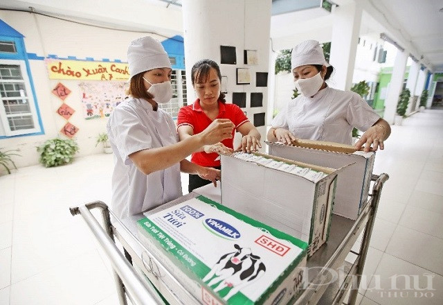 C&ocirc;ng t&aacute;c vận chuyển v&agrave; cấp ph&aacute;t sữa cho trẻ em được tiến h&agrave;nh cẩn trọng, tu&acirc;n thủ c&aacute;c qui định ph&ograve;ng chống dịch nhằm đảm bảo an to&agrave;n, sức khỏe cho c&aacute;c em học sinh.