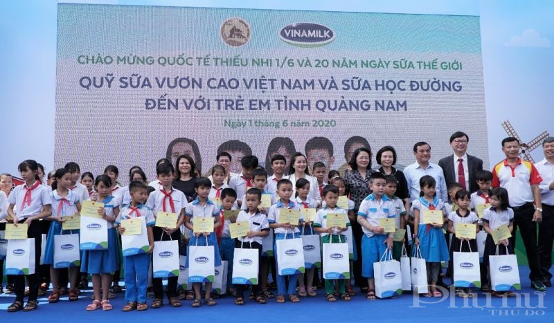 C&aacute;c đại biểu trao tặng 50 phần học bổng cho trẻ em tỉnh Quảng Nam vượt kh&oacute; vươn l&ecirc;n, c&oacute; th&agrave;nh t&iacute;ch học tập xuất sắc.