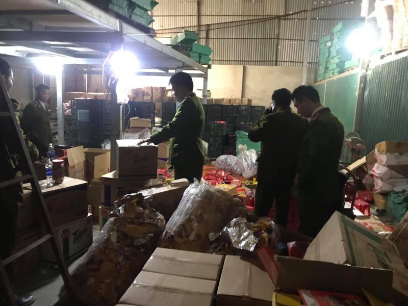 Lực lượng chức năng đang kiểm tra kho hàng