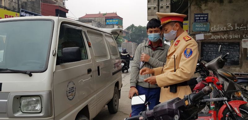 Đội CSGT số 10 xử l&yacute; vi phạm đối với người dừng đỗ xe sai quy định