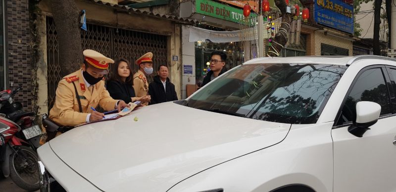 Đội CSGT số 10 xử l&yacute; vi phạm dừng đỗ sai quy định đối với chị H&agrave; Thanh Huyền