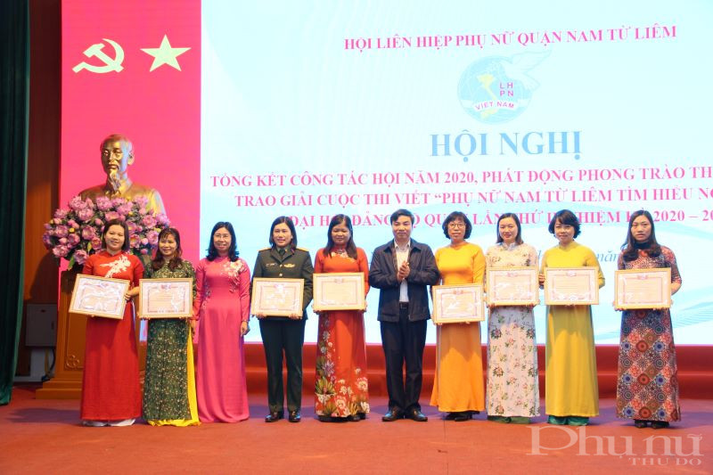 Đồng chí Trần Thanh Hải - Trưởng ban Dân vận Quận ủy và đồng chí Đỗ Thị Thúy Hà - Chủ nhiệm UB kiểm tra Quận ủy trao khen thưởng của Hội LHPN quận cho 8 tập thể có thành tích xuất sắc. Đồng chí Trần Thanh Hải - Trưởng ban Dân vận Quận ủy và đồng chí Đỗ Thị Thúy Hà - Chủ nhiệm UB kiểm tra Quận ủy trao khen thưởng của Hội LHPN quận cho 8 tập thể có thành tích xuất sắc.