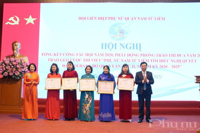 Đồng chí Phạm Thị Thanh Hương - Phó Chủ tịch Hội LHPN Hà Nội và đồng chí Lâm Quang Thao - Phó Bí thư Thường trực Quận Ủy Nam Từ Liêm trao Bằng khen của Hội LHPN Hà Nội cho các tập thể, cá nhân có thành tích xuất sắc. Đồng chí Phạm Thị Thanh Hương - Phó Chủ tịch Hội LHPN Hà Nội và đồng chí Lâm Quang Thao - Phó Bí thư Thường trực Quận Ủy Nam Từ Liêm trao Bằng khen của Hội LHPN Hà Nội cho các tập thể, cá nhân có thành tích xuất sắc.