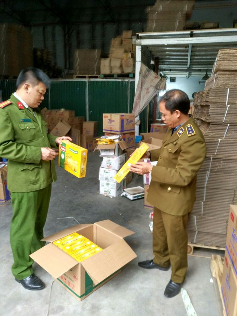 Lực lượng chức năng kiểm tra hàng