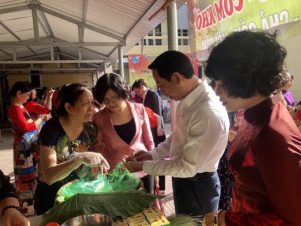 Lãnh đạo Hội LHPN Hà Nội và quận Cầu Giấy tham quan gian hàng Cốm làng Vòng của HVPN quận nhân ngày hội Phụ nữ vì cộng đồng Sáng tạo - Khởi nghiệp