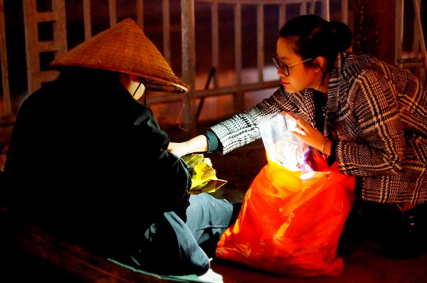 C&aacute;c t&igrave;nh nguyện vi&ecirc;n tặng qu&agrave; cho người v&ocirc; gia cư