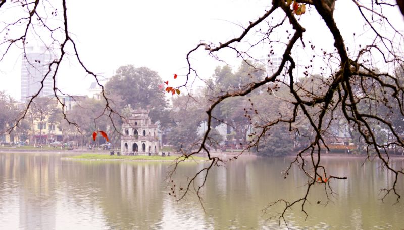 Dự b&aacute;o, từ nay đến th&aacute;ng 3/2021 l&agrave; khoảng thời gian xuất hiện nhiều h&igrave;nh th&aacute;i thời tiết kh&iacute; tượng bất lợi g&acirc;y suy giảm chất lượng kh&ocirc;ng kh&iacute;, ảnh hướng tới sức khỏe người d&acirc;n (Ảnh: Hồ Hạ).