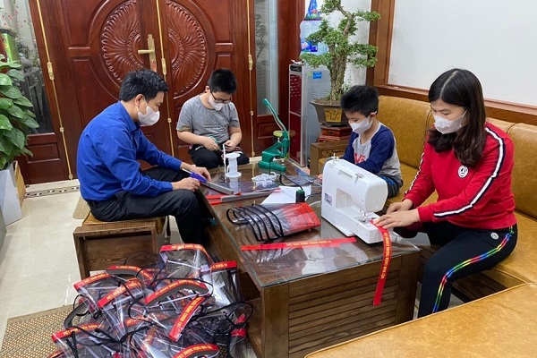 Gia đình chị Bùi Hải Yến cùng nhau làm mặt nạ chống Covid-19