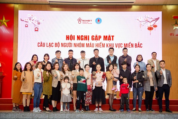 Anh Trần Sách Minh (hàng đầu, ngoài cùng bên phải) cùng các thành viên máu hiếm nhóm B Rh(D) âm. Anh Trần Sách Minh (hàng đầu, ngoài cùng bên phải) cùng các thành viên máu hiếm nhóm B Rh(D) âm.