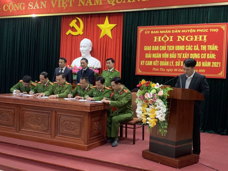 Ông Doãn Trung Tuấn, Chủ  tịch UBND huyện Phúc Thọ chứng kiến lễ ký cam kết Ông Doãn Trung Tuấn, Chủ  tịch UBND huyện Phúc Thọ chứng kiến lễ ký cam kết