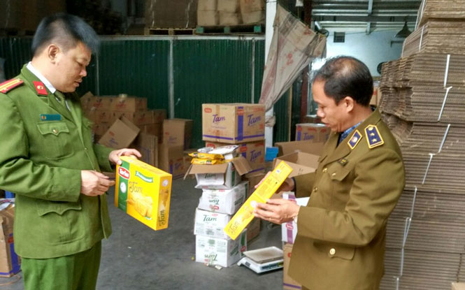 Lực lượng chức năng kiểm tra, phát hiện một lượng lớn sản phẩm bánh quy do nước ngoài sản xuất có dấu hiệu hết hạn sử dụng.