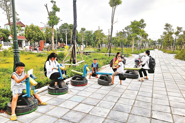 Trẻ em tham gia vui chơi tại sân chơi an toàn thân thiện do Hội PN bàn giao và trao tặng xã Bắc Hồng