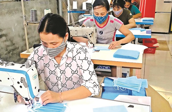 Cán bộ hội viên phụ nữ tham gia may khẩu trang miễn phí cho phụ nữ và người dân có hoàn cảnh khó khăn.