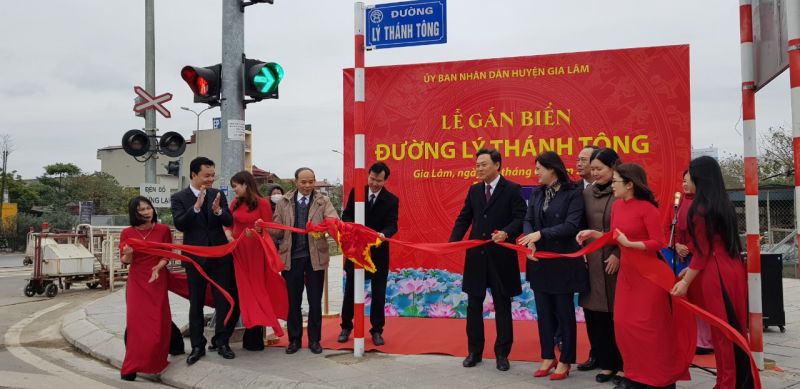Lãnh đạo huyện Gia Lâm gắn biển đường Lý Thánh Tông (thị trấn Trâu Quỳ) Lãnh đạo huyện Gia Lâm gắn biển đường Lý Thánh Tông (thị trấn Trâu Quỳ)