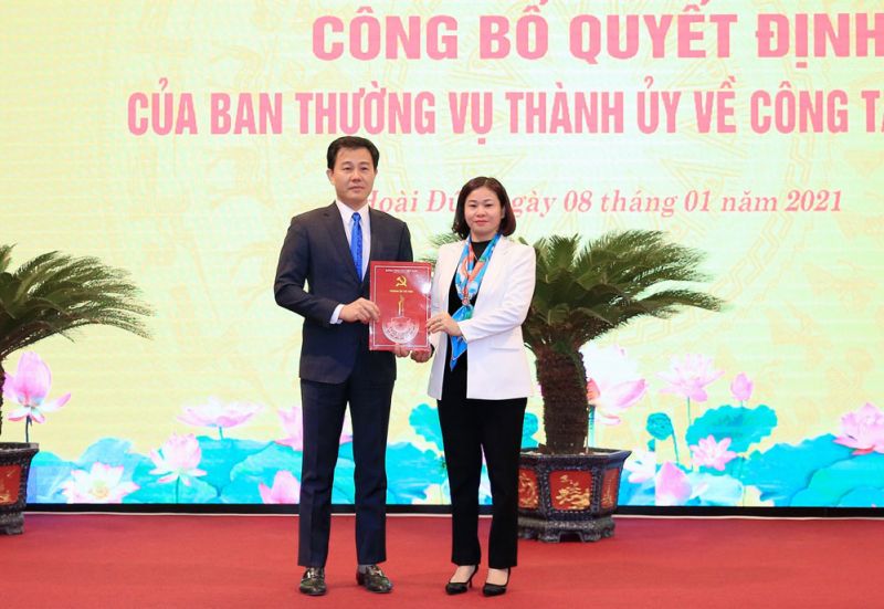 Phó Bí thư Thường trực Thành ủy Nguyễn Thị Tuyến trao quyết định của Ban Thường vụ Thành ủy cho đồng chí Nguyễn Xuân Đại tại huyện Hoài Đức. Phó Bí thư Thường trực Thành ủy Nguyễn Thị Tuyến trao quyết định của Ban Thường vụ Thành ủy cho đồng chí Nguyễn Xuân Đại tại huyện Hoài Đức.