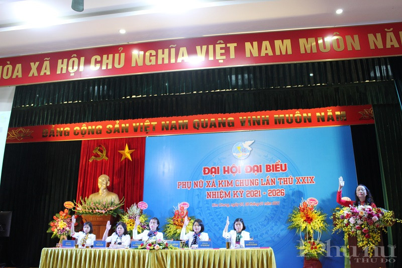 Đại hội tiến hành bầu BCH, Bầu đoàn đoàn đại biểu đi dự Đại hội đại biểu phụ nữ cấp trên bằng hình thức biểu quyết giơ tay