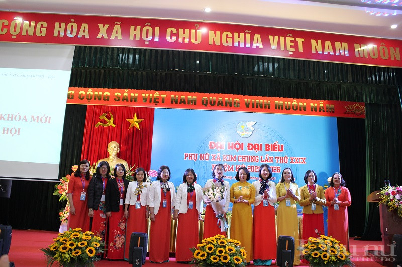 Đồng chí Phạm Thị Thanh Hương - Phó Chủ tịch Hội LHPN Hà Nội tặng hoa chúc mừng Ban Chấp hành Hội LHPN xã Kim Chung nhiệm kỳ 2021 -2026