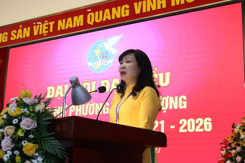 Đ/c Bùi Thị Ngọc Thuý, Chủ tịch Hội LHPN quận Tây Hồ ghi nhận những thành quả của Hội LHPN phường Phú Thượng và kỳ vọng một nhiệm kỳ mới khởi sắc hơn nữa