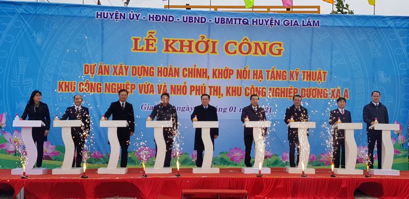 Khởi công thi công công trình khớp nối hạ tầng kỹ thuật khu công nghiệp vừa và nhỏ Phú Thị, khu công nghiệp Dương Xá A (huyện Gia Lâm). Khởi công thi công công trình khớp nối hạ tầng kỹ thuật khu công nghiệp vừa và nhỏ Phú Thị, khu công nghiệp Dương Xá A (huyện Gia Lâm).
