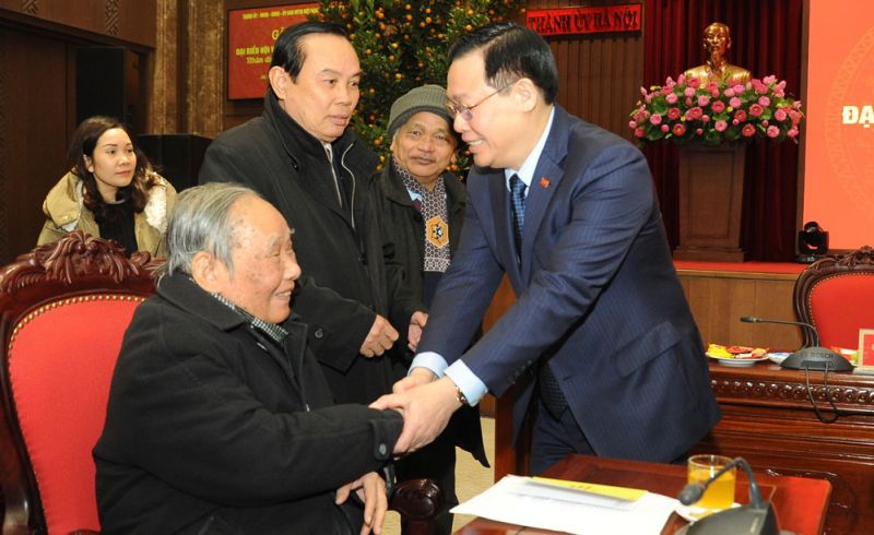 Bí thư Thành ủy Hà Nội Vương Đình Huệ thăm hỏi, chúc Tết đồng chí Vũ Oanh