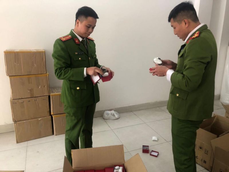 Lực lượng chức năng đang kiểm tra và thu giữ hàng nhập lậu