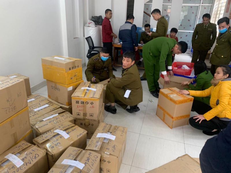 Lực lượng chức năng thu giữ hàng nhập lậu