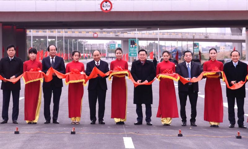 Thủ tướng Nguyễn Xuân Phúc và các đại biểu cắt băng khánh thành công trình. Thủ tướng Nguyễn Xuân Phúc và các đại biểu cắt băng khánh thành công trình.