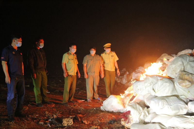 lực lượng chức năng xử lý hàng vi phạm lực lượng chức năng xử lý hàng vi phạm