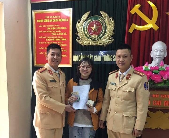 Đội CSGT số 5 trao trả ví cho người đánh mất Đội CSGT số 5 trao trả ví cho người đánh mất