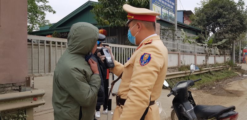 CSGT kiểm tra nồng độ cồn đối với anh Quách Đình Tự