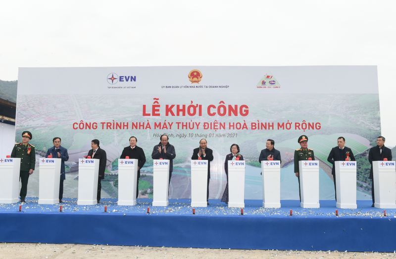 Thủ tướng Nguyễn Xuân Phúc cùng các đại biểu nhấn nút khởi công công trình Nhà máy thủy điện Hòa Bình mở rộng.