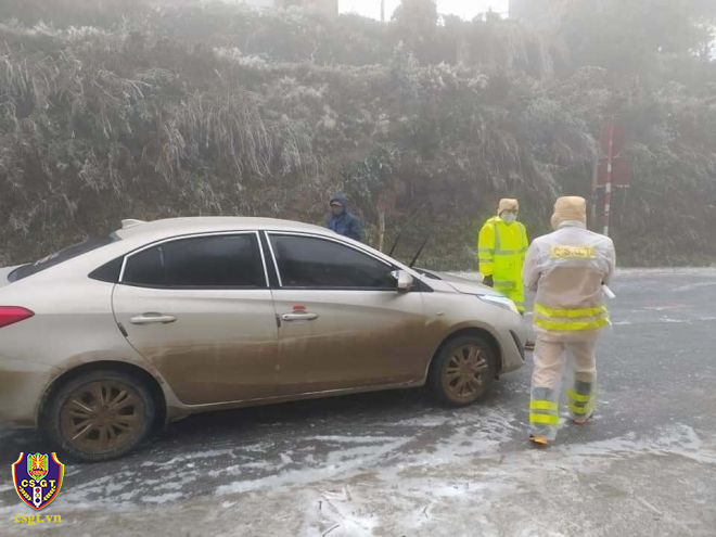 Lực lượng CSGT rất vất vả trong điều tiết giao thông trong điều kiện thời tiết băng giá