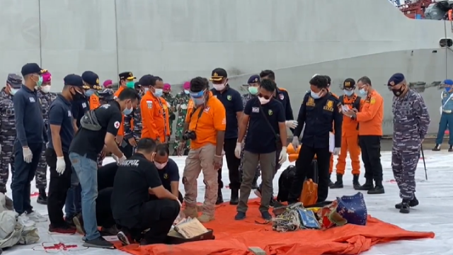 Một số đồ vật tìm thấy từ chiếc may bay gặp nạn do tàu hải quân chuyển đến.