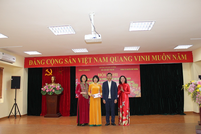 Hội LHPN quận nhận khen thưởng của Công ty Urenco 2 Hoàn Kiếm