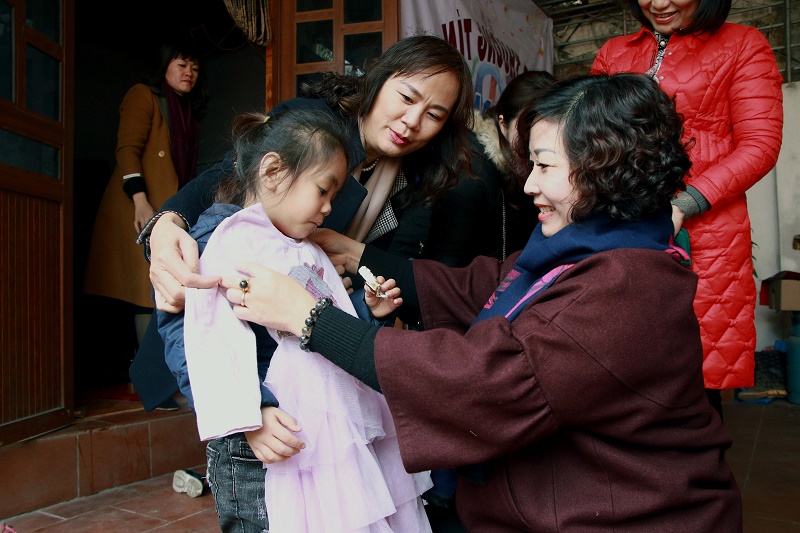 Đồng chí Trương Thị Thu Thuỷ, trưởng ban Gia đình Xã hội, Trung ương Hội LHPN Việt Nam và đồng chí Lê Thị Thiên Hương, Phó Chủ tịch Hội LHPN Việt Nam tặng quà cho cháu Q.A