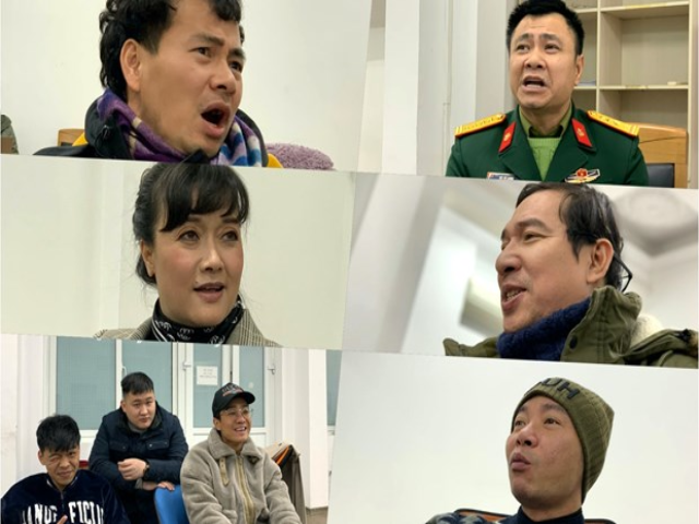 Nghệ sỹ Chí Trung hé lộ hình ảnh các nghệ sỹ đang miệt mài tập luyện trên Facebook cá nhân của mình.