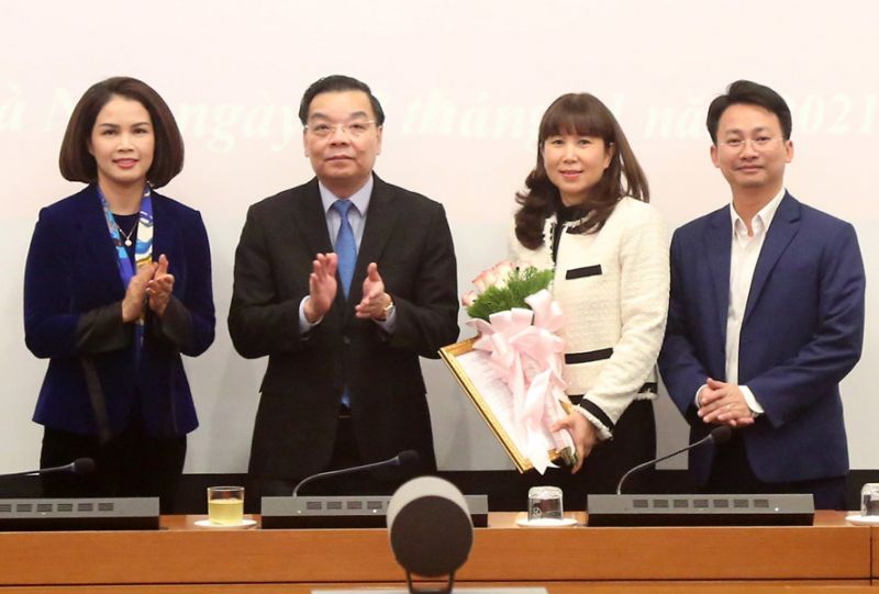 Chủ tịch UBND thành phố Hà Nội Chu Ngọc Anh chúc mừng