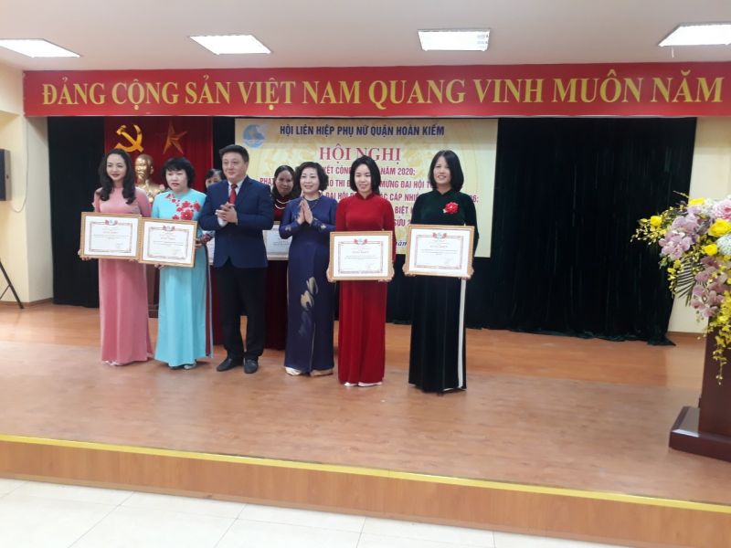 Những tấm gương cán bộ, hội viên sáng trong các phong trào phụ nữ Những tấm gương cán bộ, hội viên sáng trong các phong trào phụ nữ