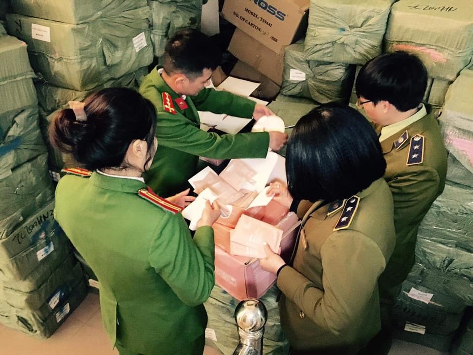 Cơ quan chức năng kiểm tra, thu giữ Mỹ phẩm kh&ocirc;ng c&oacute; ho&aacute; đơn chứng từ