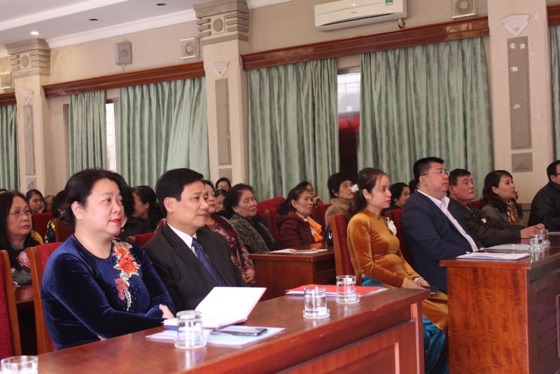 Các lãnh đạo thành phố và quận dự Hội nghị