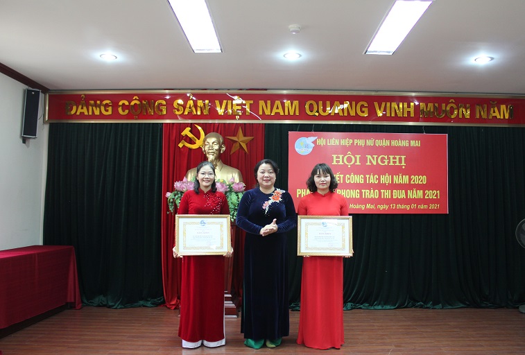 Đồng chí Nguyễn Thị Thu Thủy - Phó Chủ tịch Thường trực Hội LHPN Hà Nội trao Bằng Khen của TW Hội LHPN Việt Nam cho 2 tập thể cơ sở Hội