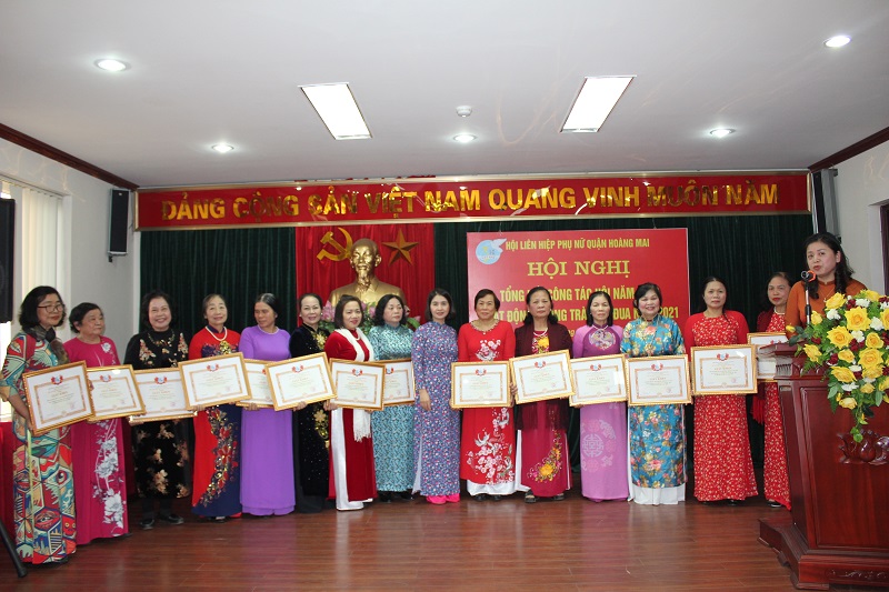 Hội LHPN quận khen thưởng các tập thể cá nhân có thành tích xuất sắc năm 2020