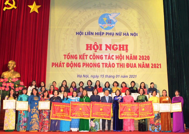 Với những kết quả đã đạt được năm 2020, nhiều tập thể đã vinh dự nhận Cờ thi đua, Bằng Khen của Trung ương Hội, UBND TP Hà Nội và Bằng Khen của Hội LHPN Hà Nội