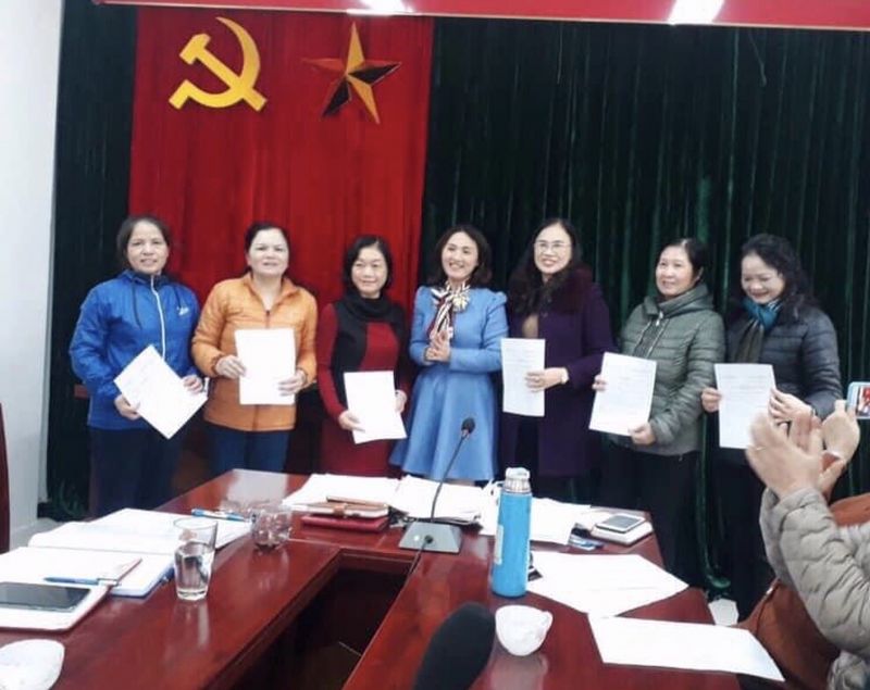Đ/c Nghiêm Thúy Trang, Chủ tịch Hội LHPN phường trao quyết định chuẩn y chức danh chi hội trưởng, chi hội phó nhiệm kỳ 2021 - 2026