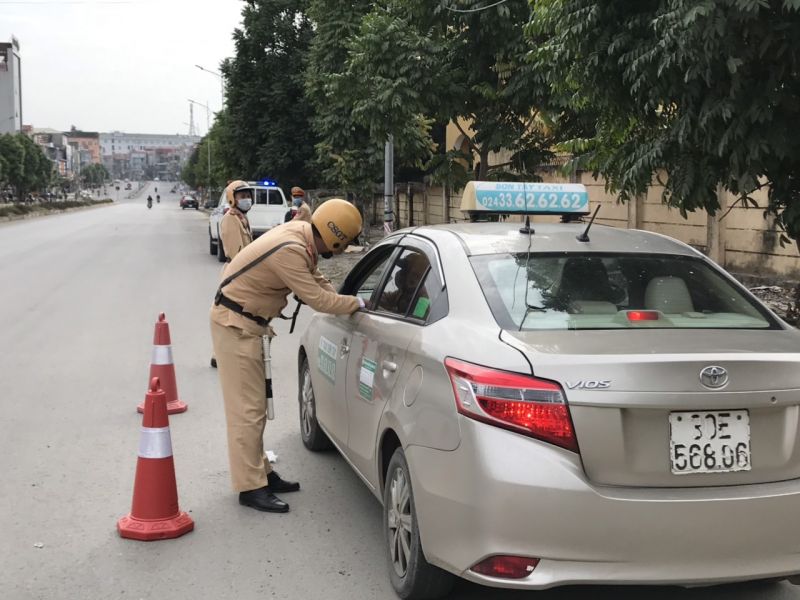 CSGT thị x&atilde; Sơn T&acirc;y kiểm tra xử l&yacute; người điều khiển xe &ocirc; t&ocirc; về nồng độ cồn