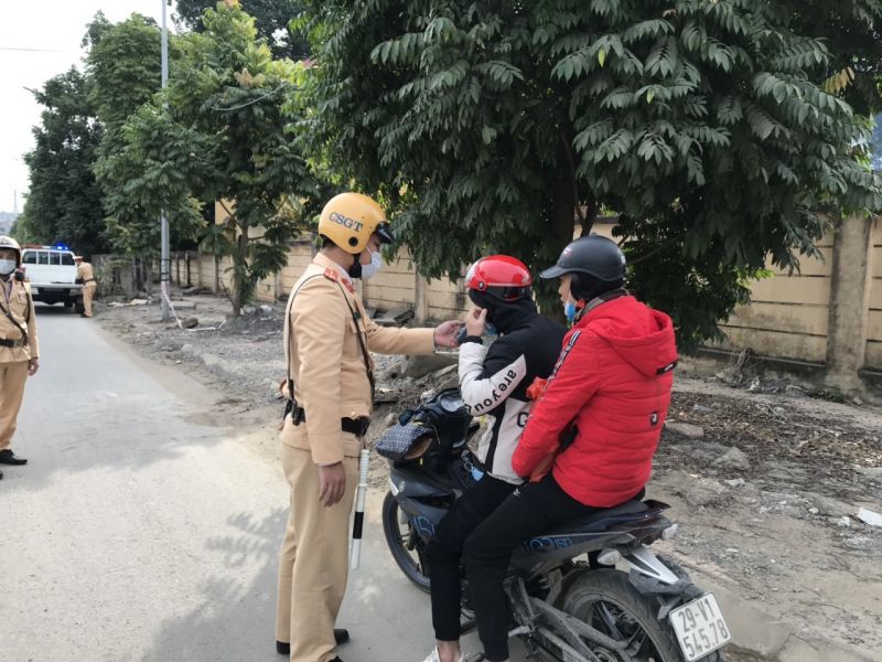 CSGT thị x&atilde; Sơn T&acirc;y kiểm tra xử l&yacute; nồng độ cồn đối với người điều khiển phương tiện tham gia giao th&ocirc;ng