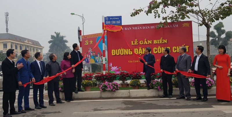 C&aacute;c đại biểu gắn biển c&ocirc;ng tr&igrave;nh